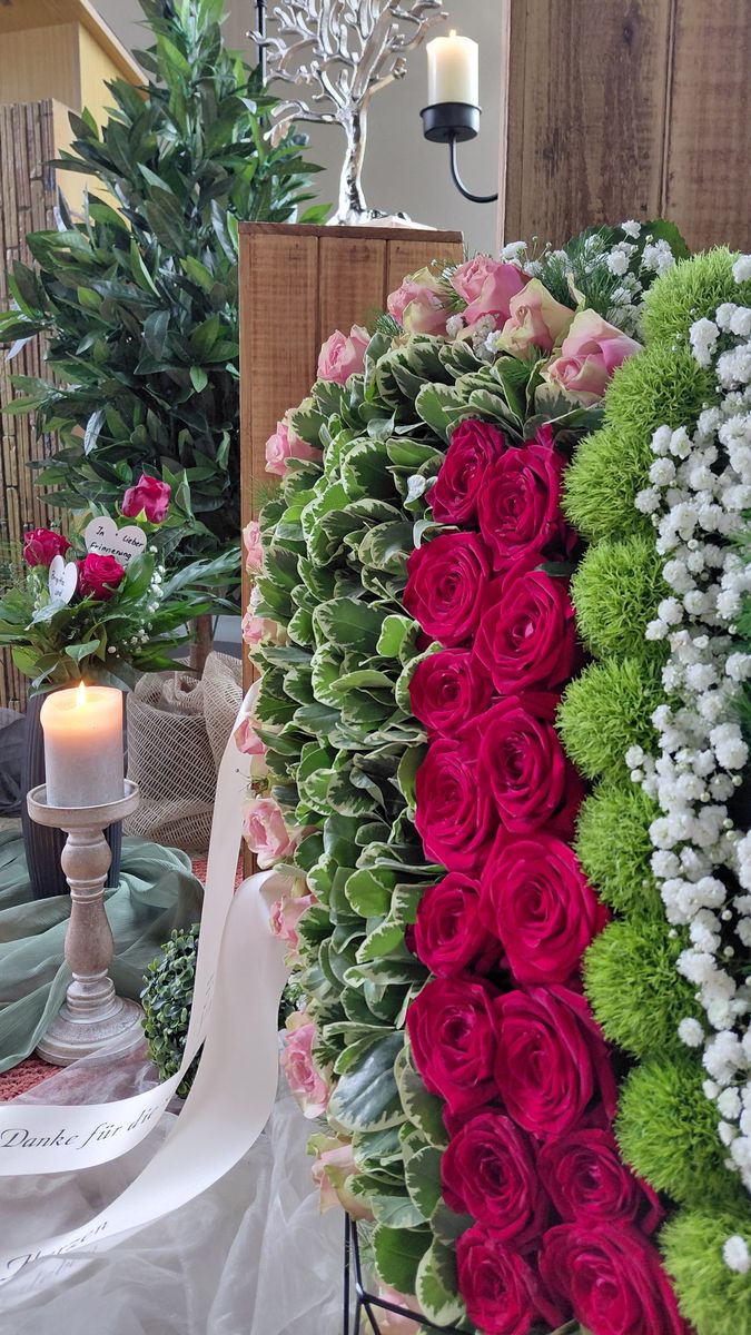 Trauerkranz mit roten Rosen, Gerbera und Schleierkraut