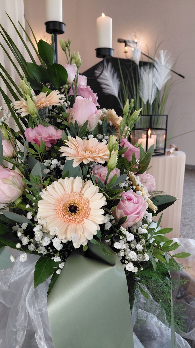 Trauerstrauß in Rosa und Creme mit Gerbera und Rosen